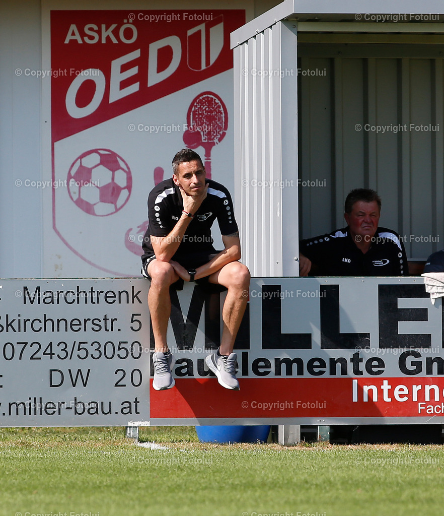 A_LUI_2608023_36 | SPORT,FUSSBALL,LT1 OOELIGA ASKOE OEDT-SPG FRIEDBURG/POENDORF 26.08.2023 IM BID: EIN VERZWEIFELTER TRAINER  ERNST OEBSTER (FRIEDBURG) FOTO:FOTOLUI