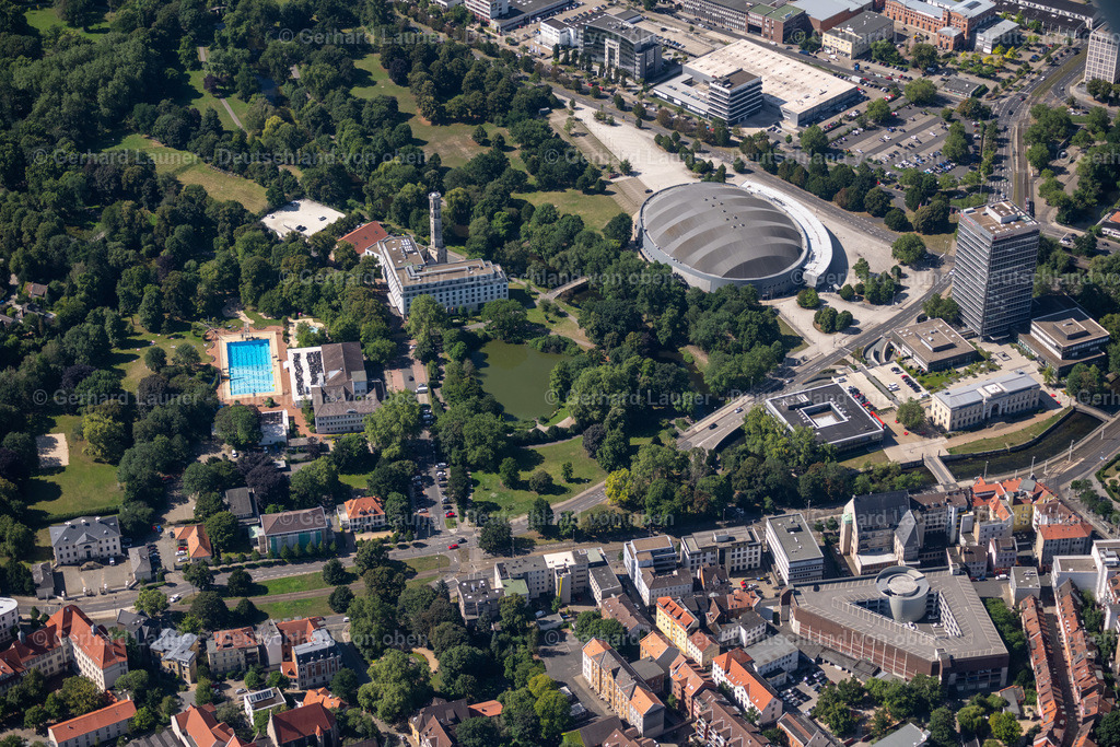 4035503 | BRAUNSCHWEIG 31.07.2020 Parkanlage des "Kiryat-Tivon-Park" mit Teich am Lessingplatz im Ortsteil Viewegs Garten-Bebelhof in Braunschweig im Bundesland Niedersachsen, Deutschland. // Park of "Kiryat-Tivon-Park" with a pond on Lessingplatz in the district Viewegs Garten-Bebelhof in Brunswick in the state Lower Saxony, Germany. Foto: Gerhard Launer