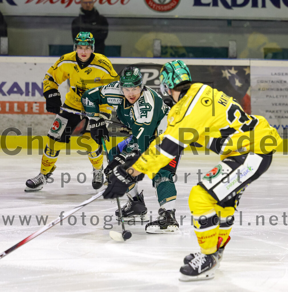 2025-12-19_075_TSV_Erding_gegen_Toelzer_Loewen | Erding, Deutschland, 19.12.2025:Eishockey, Oberliga Süd 2025 / 2026, 27. Spieltag, TSV Erding gegen Tölzer Löwen, Endergebnis: 2:5Michael Schuster (Tölzer Löwen, #25), Louis Trattner (Erding Gladiators, #7), Kilian Kathan (Tölzer Löwen, #34)Foto: Christian Riedel / fotografie-riedel.net