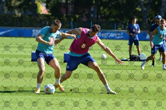 RGE_6234 (2) | Im Bild von li. Jonjoe Kenny und Haris Tabakovic beim Training auf dem Schenckendorffplatz. Haris Tabakovic spielte von 2023 bis 2024 für Hertha BSC. Jonjoe Kenny von 2022 bis 2025 für Hertha BSC. Fotograf. Ralf Gebhardt - Realisiert mit Pictrs.com