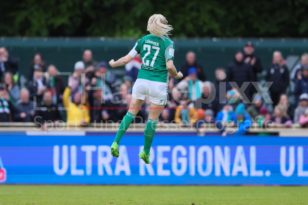 Fussball, Google Pixel Frauen-Bundesliga, SV Werder Bremen - MSV Duisburg | v.li.: Torschützin Nina Lührßen (SV Werder Bremen, 27) mit Torjubel, Jubel, jubeln, jubelt, optimistisch, Spielszene, Highlight, Freude über das Tor zum 4:1, DIE DFB-RICHTLINIEN UNTERSAGEN JEGLICHE NUTZUNG VON FOTOS ALS SEQUENZBILDER UND/ODER VIDEOÄHNLICHE FOTOSTRECKEN. DFB REGULATIONS PROHIBIT ANY USE OF PHOTOGRAPHS AS IMAGE SEQUENCES AND/OR QUASI-VIDEO.