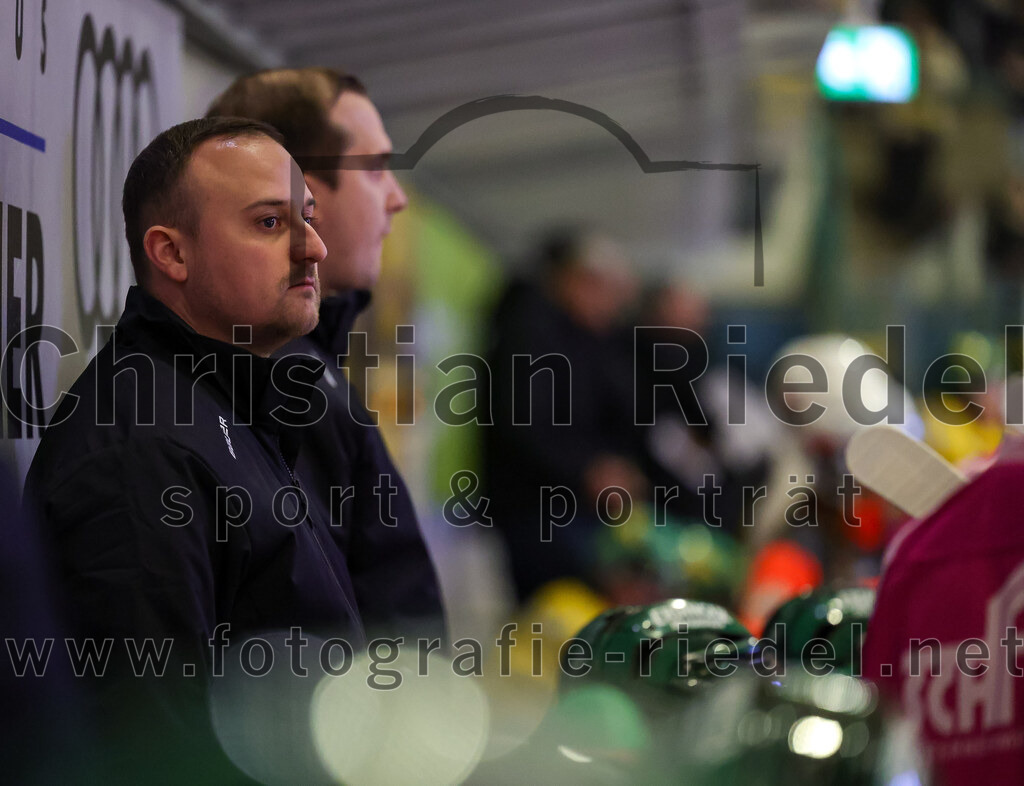 2025-10-28_039_TSV_Erding_gegen_Toelzer_Loewen | Erding, Deutschland, 28.10.2025:Eishockey, Oberliga Süd 2025 / 2026, 13. Spieltag, TSV Erding gegen Tölzer Löwen, Endergebnis: 2:5Co-Trainer Maximilian Helling (Erding Gladiators)Foto: Christian Riedel / fotografie-riedel.net