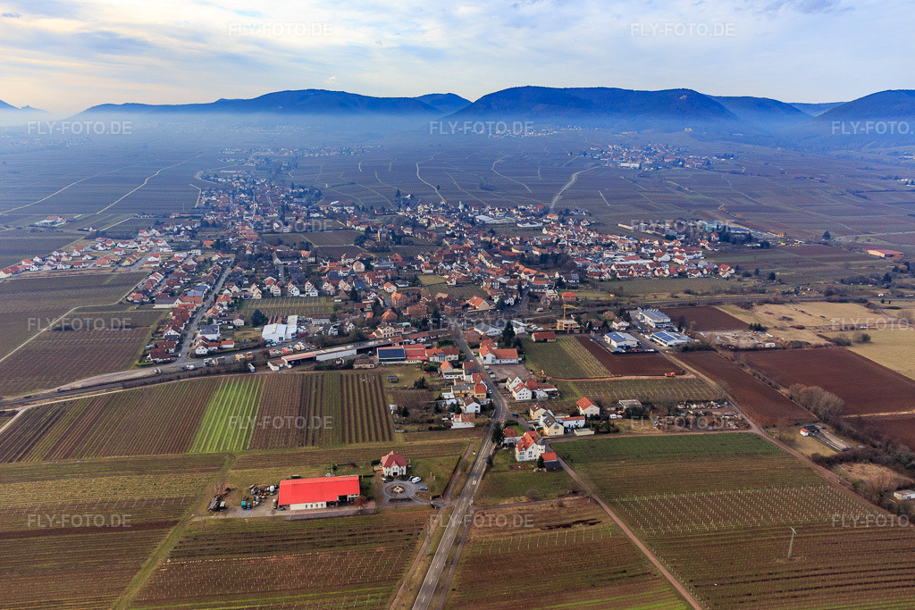 Luftbild: Ortsansicht im Winter bei Inversion von Osten in Edesheim im Bundesland Rheinland-Pfalz in Deutschland. Foto: IMG_096530.jpg vom 02.02.2017 durch Werner Riehm/FLY-FOTO.de