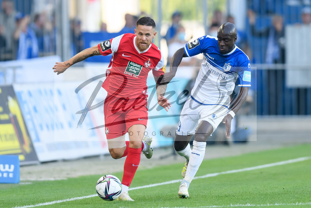 FCMFCK20210904_017 | Fussball, Herren: Mike Wunderlich (1. FC Kaiserslautern) und Amara Conde (1. FC Magdeburg) im Zweikampf beim Spiel der 3. Liga zwischen 1. FC Magdeburg und 1. FC Kaiserslautern in der MDCC-Arena am 04.09.2021 in Magdeburg, Deutschland.DFB / DFL REGULATIONS PROHIBIT ANY USE OF PHOTOGRAPHS AS IMAGE SEQUENCES AND/OR QUASI-VIDEO. - Realisiert mit Pictrs.com