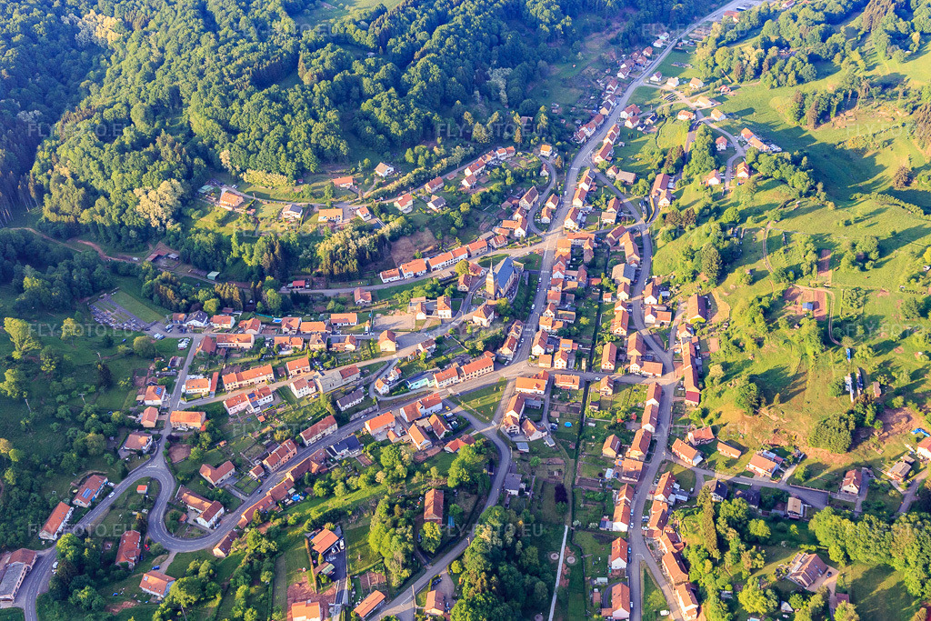 Vue aérienne: Église Saint-Rémi de Schorbach à Schorbach dans le département Moselle, France – .Photo: IMG_107226.jpg prise le 18/05/2018 par Werner Riehm/FLY-FOTO.eu – Résolution de l'original: 5036 x 3358 px