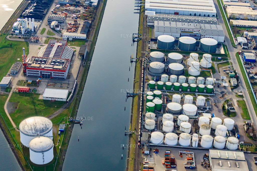 Luftbild: Oiltanking Deutschland GmbH & Co. KG im Karlsruhe Rheinhafen an der Fettweisstraße im Ortsteil Mühlburg in Karlsruhe im Bundesland Baden-Württemberg in Deutschland. Foto: IMG_25478.jpg vom 02.04.2010 durch Werner Riehm/FLY-FOTO.deSuche
