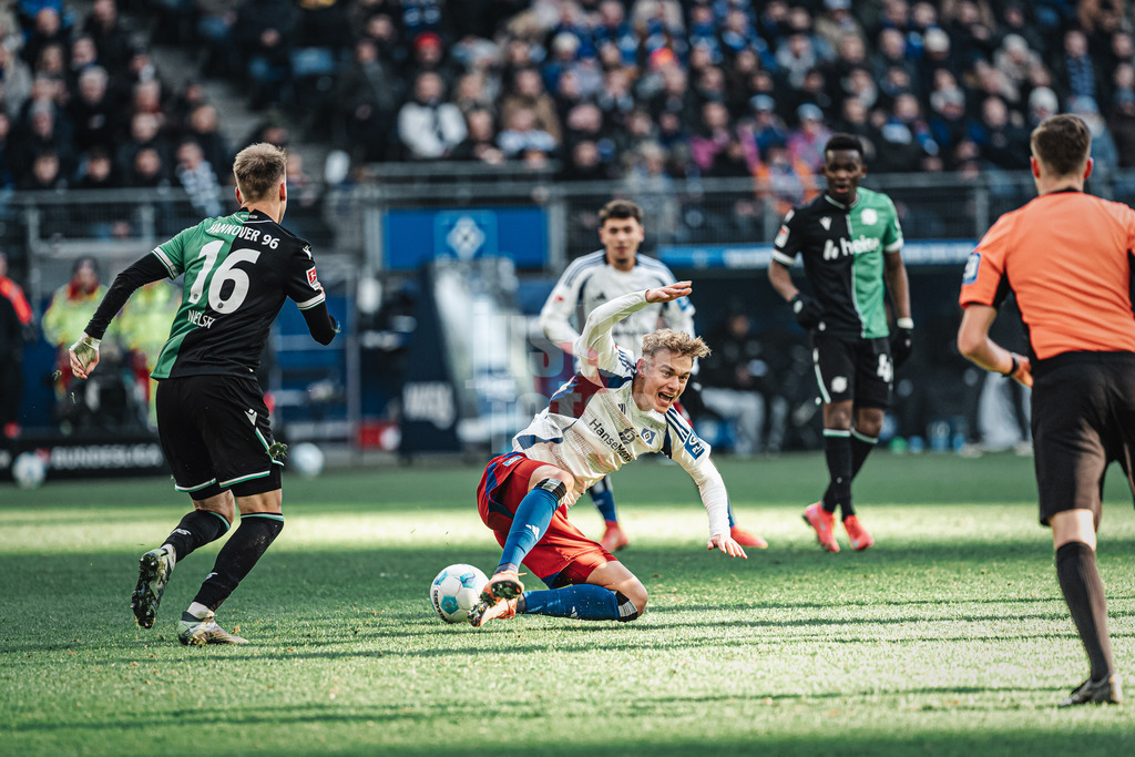 Fußball | Männer | Saison 2024/2025 | 2. Fußball-Bundesliga | 20. Spieltag | Hamburger SV vs. Hannover 96 | 02.02.2025 | Adam Karabec (#17, HSV) reklamiert Foul