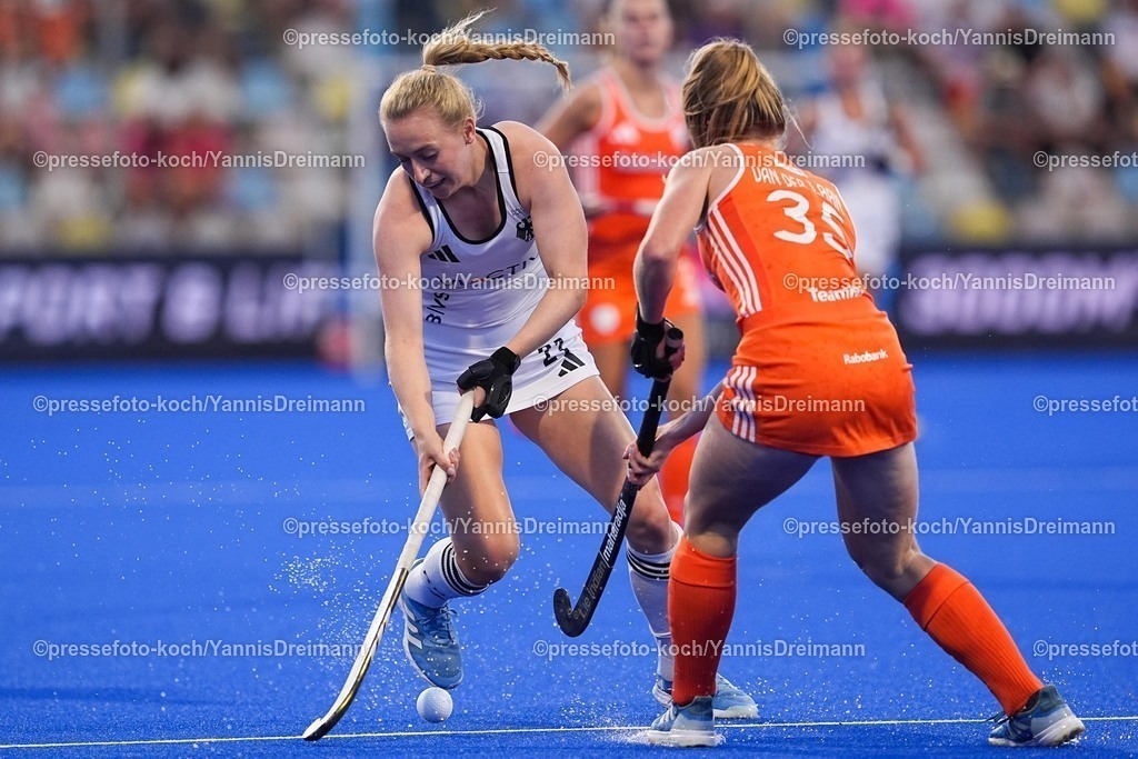 xydrx11082503026 | 11.08.2025, xydrx, Frauen EuroHockey Championship 2025, Gruppenphase, Gruppe A, Deutschland - Niederlande, Sparkassenpark Mönchengladbach: Sara Strauss (GER #21) im Zweikampf gegen Pam van der Laan (NED #35)