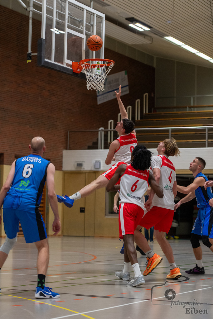 TSG Westerstede-Fortuna Logabirum | Basketball 2. Regionalliga; TSG Westerstede 2 (weiß)- Fortuna Logabirum (blau) am 12.12.2025 in Westerstede (Hössensportzentrum), Photo: Philip Eiben 2025 - Realisiert mit Pictrs.com
