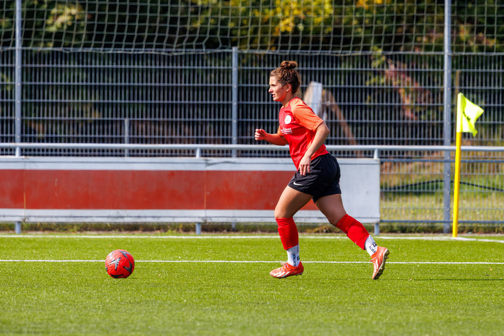 FCHHÜT_251003_4685 | 1.FC Heidenheim 1846 II vs. TSV Hüttlingen, Fußball, Frauen, Bezirkspokal, 2025/2026, 1.Runde, 03.10.2025 in Mergelstetten, Sportplatz 2(Foto: Michael Bulling) - Realisiert mit Pictrs.com