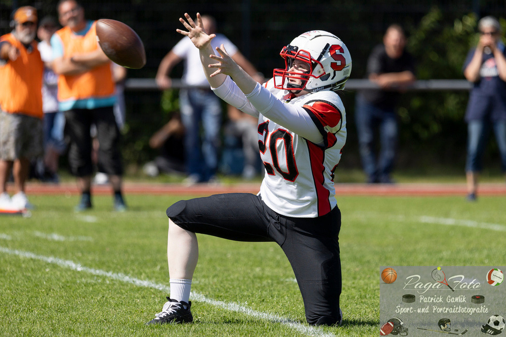 GFLW 1: German Football League Women 1: Rodgau Pioneers Ladies - Stuttgart Scorpions Sisters, 07.06.2026 | Dinah Laura Naegele (Stuttgart Scorpions Sisters #20) fänt den bal lals Holderin üf den PAT, Rodgau Pioneers Ladies - Stuttgart Scorpions Sisters, Rodgau, Maingau-Energie-Stadion "Am Weichsee", 7.6.2026 - Realisiert mit Pictrs.com