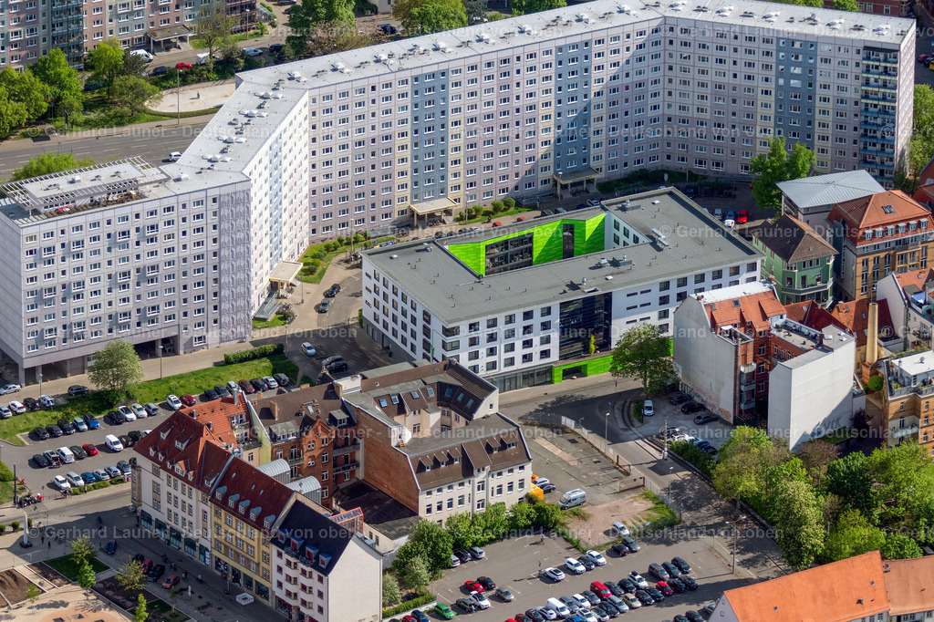 4025634 | ERFURT 06.05.2020 Hochhäuser im Wohngebiet einer industriell gefertigten Plattenbau- Siedlung an der Neuwerkstraße im Ortsteil Altstadt in Erfurt im Bundesland Thüringen, Deutschland. // Skyscrapers in the residential area of industrially manufactured settlement on Neuwerkstrasse in the district Altstadt in Erfurt in the state Thuringia, Germany. Foto: Gerhard Launer