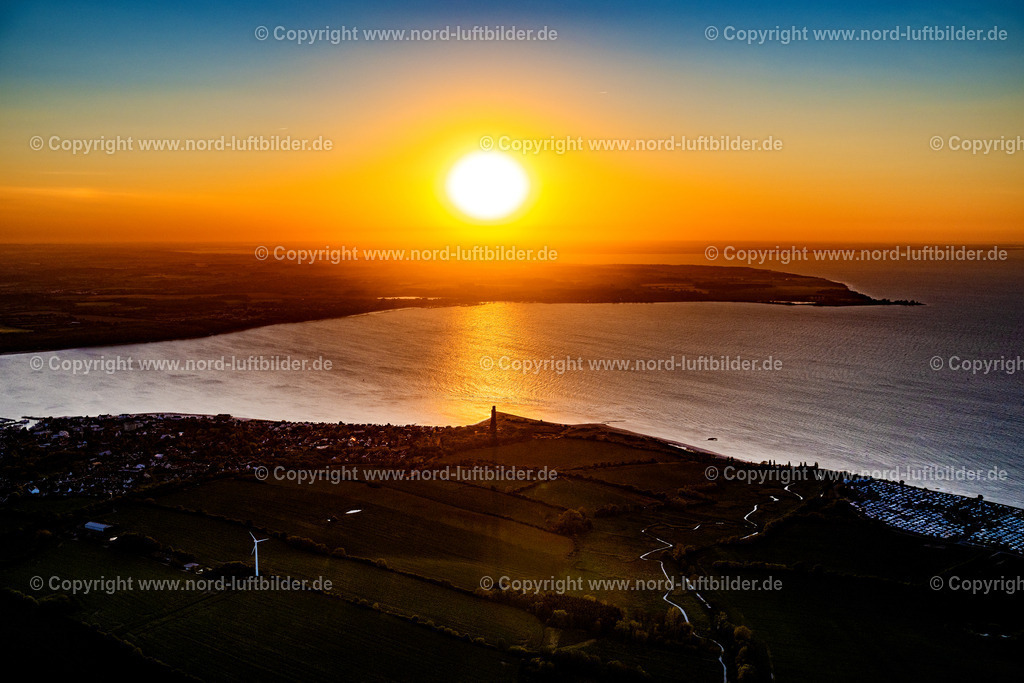 Laboe_Sonnenuntergang_ELS_3397170524 | LABOE 17.05.2024 Sehenswürdigkeit und Tourismus- Attraktion des Geschichts- Denkmal  Marine - Ehrenmal der Deutschen U-Boote am Strand in Laboe im Bundesland Schleswig-Holstein. Weiterführende Informationen bei: Deutscher Marinebund e.V.. // Tourist attraction of the historic monument  Marines - Memorial of Germans U-boats at the beach in Laboe in the state Schleswig-Holstein. Further information at: Deutscher Marinebund e.V.. Foto: Martin Elsen