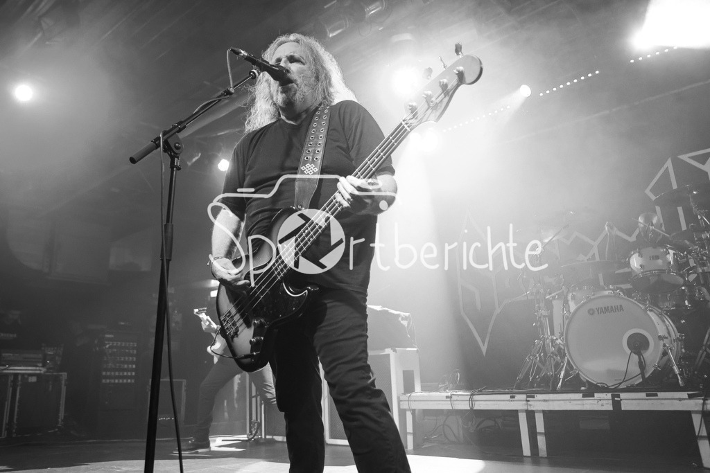 Night Of The Living Trash  | Sacred Reich Frontmann Phil Rind in Aktion beim Auftritt im Backstage Werk in Muenchen