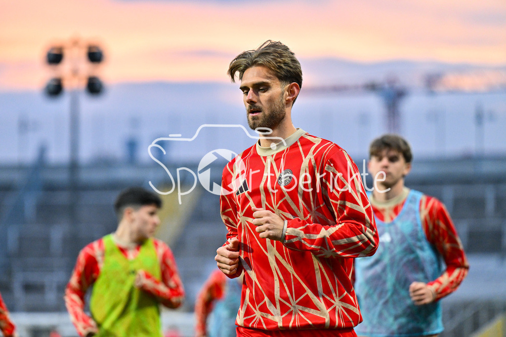 FC Bayern Amateure - SpVgg Hankofen-Hailing | Im Bild Luca DENK (FC Bayern München II #4 beim warmmachen vor der Partie / Einzelfoto / Freisteller / Regionalliga Bayern: FC Bayern Muenchen II - SpVgg Hankofen-Hailing, Gruenwalder Stadion am 28.03.2025