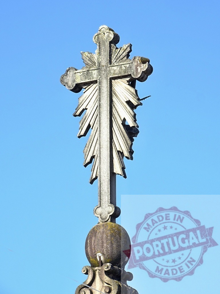 Stone cross symbolizing christianity against blue sky | Stone cross monument against a clear blue sky, representing religion and faith - Realisiert mit Pictrs.com