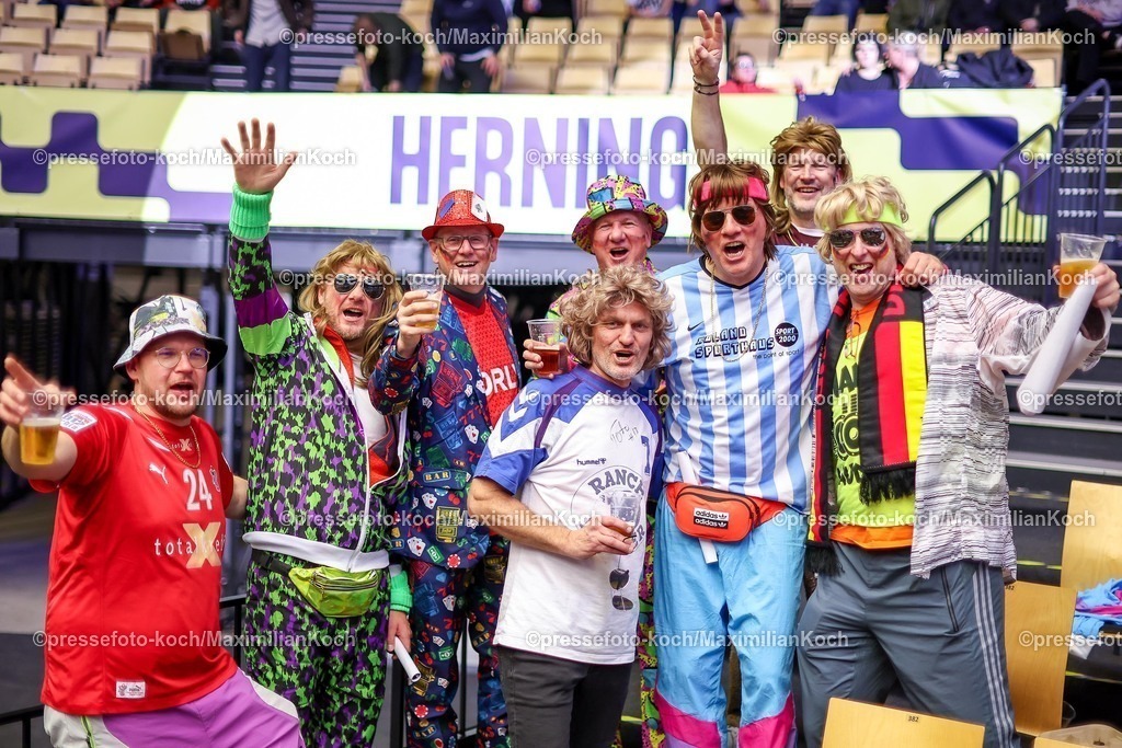 EHF15012602134 | 15.01.2026, Handball, Men's EHF EURO 2026, Deutschland - Österreich, Jyske Bank Boxen in Herning, Dänemark, Preliminary Round: Fans feiern die deutsche Mannschaft mit sichtlich Freude auf der Tribüne an