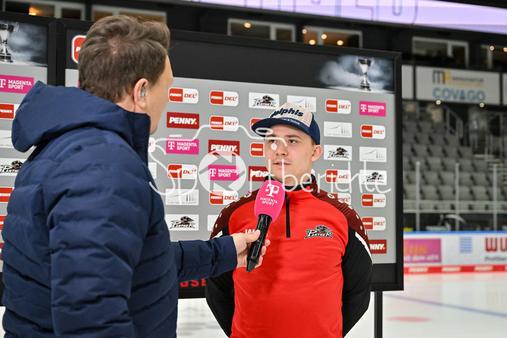 Augsburger Panther - Nürnberg Ice Tigers | im Bild Florian ELIAS (Augsburger Panther #67) beim Interview mit MagentaSport vor der Partie gegen Nürnberg / DEL: Augsburger Panther - Nuernberg Ice Tigers, Curt Frenzel Stadion am 06.12.2024