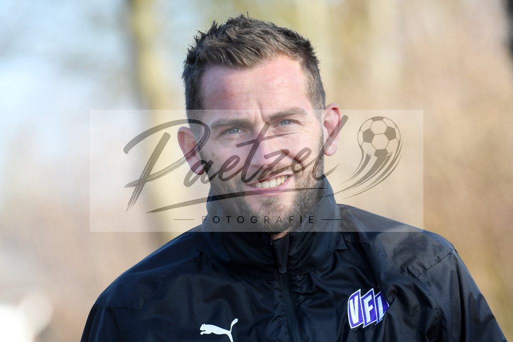 20200207_TRAOSN_0100 | Fußball, Herren: Marc Heider (VfL Osnabrueck) schaut waehrend der Trainingseinheit des VfL Osnabrueck im Sportpark Illoshoehe am 07.02.2020 in Osnabrueck, Deutschland. - Realisiert mit Pictrs.com