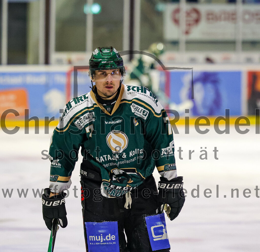 2025-12-23_135_TSV_Erding_gegen_Heilbronner_Falken | Erding, Deutschland, 23.12.2025:Eishockey, Oberliga Süd 2025 / 2026, 29. Spieltag, TSV Erding gegen Heilbronner Falken, Endergebnis: 5:4Louis Trattner (Erding Gladiators, #7)Foto: Christian Riedel / fotografie-riedel.net