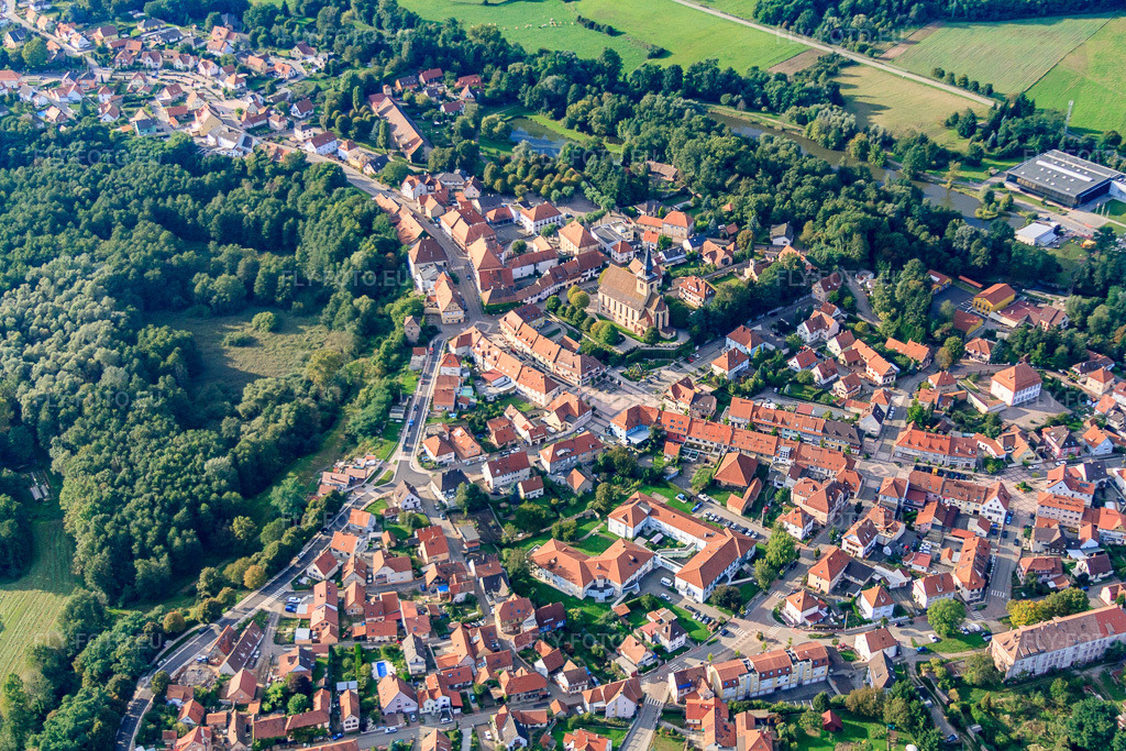 Vue aérienne: Vue d'ensemble de la ville depuis le sud-est à le quartier Neulauterburg in Lauterbourg dans le département Bas Rhin, France – .Photo: IMG_59805.jpg prise le 22/09/2013 par Werner Riehm/FLY-FOTO.eu – Résolution de l'original: 4649 x 3099 px