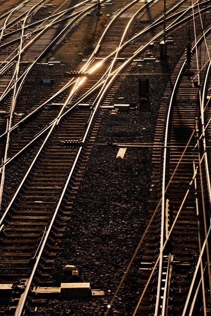 Eisenbahnschienen im Gegenlicht beim Westbahnhof | Wien, Austria - February 23, 2022: Eisenbahnschienen im Gegenlicht beim Westbahnhof. - Realisiert mit Pictrs.com
