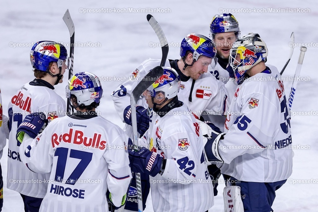 KEC28012501079 | 28.01.2025, Eishockey, DEL, Kölner Haie - EHC Red Bull München, Spieltag 41, Lanxess-Arena Köln: Abschlussjubel nach dem 3:2 durch Chris DeSousa (EHC München #82) nur 0.2 Sekunden vor Abpfiff. Die Mannschaft steht jubelnd auf dem Eis und feiert den Sieg zusammen mit Goalie Mathias Niederberger (EHC München #35)