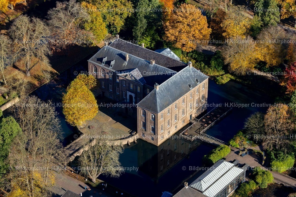 Luftbilder Arcen Limburg-7577 | Luftbildfotografie Herbstluftbild Wassergraben mit Wasserschloß Schloss Kasteeltuinen Arcen in Arcen in Limburg, Niederlande - Realized with Pictrs.com
