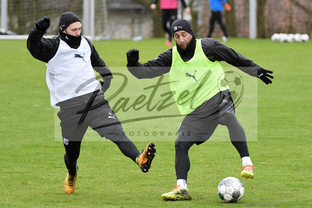 20200225_TRAOSN_0068 | Fussball, Herren: Konstantin Engel (VfL Osnabrueck) und Marc Heider (VfL Osnabrueck) im Zweikampf waehrend der Trainingseinheit des VfL Osnabrueck im Sportpark Illoshoehe am 25.02.2020 in Osnabrueck, Deutschland. - Realisiert mit Pictrs.com