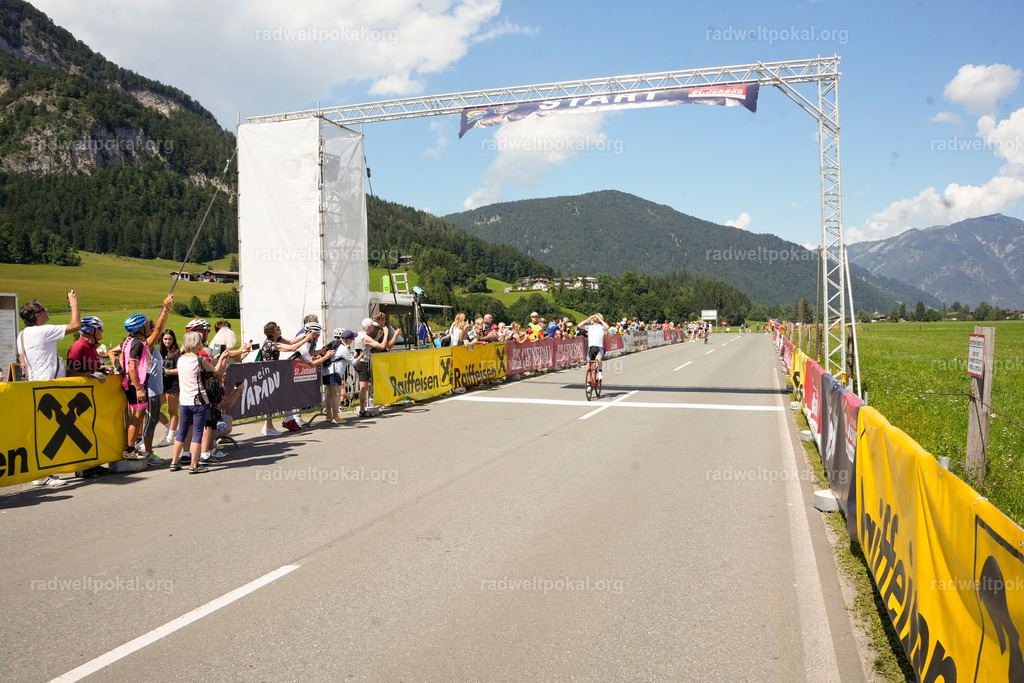 691_20230817_Bewerb_Maenner_Muehlanger | AUT - OESTERREICH, 2023-08-16: SPORT RENNRAD-FAHREN - 55. INTERNATIONALER RADWELTPOKAL IN ST. JOHANN IN TIROL  - Vintage-Radrennen mit WM-Bronze-Medaillen-Siegerin Christina Schweinberger, den Teilnehmer und Alexander Baumann (vom Orginastions-Team) - TAG 2 BEWERB MAENNER IN SECHS GRUPPEN  ; Foto: Roland Muehlanger