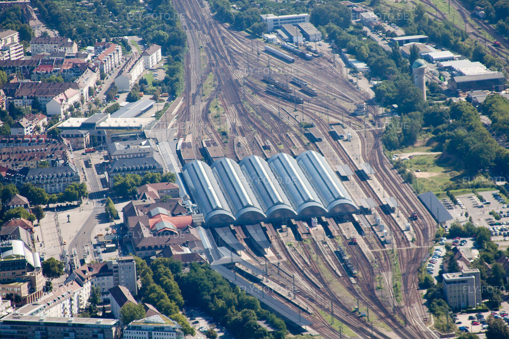 Luftbild: Gleisverlauf und Hauptbahnhofes der Deutschen Bahn im Ortsteil Südweststadt in Karlsruhe im Bundesland Baden-Württemberg in Deutschland. Foto: IMG_32089.jpg vom 20.08.2010 durch Werner Riehm/FLY-FOTO.de