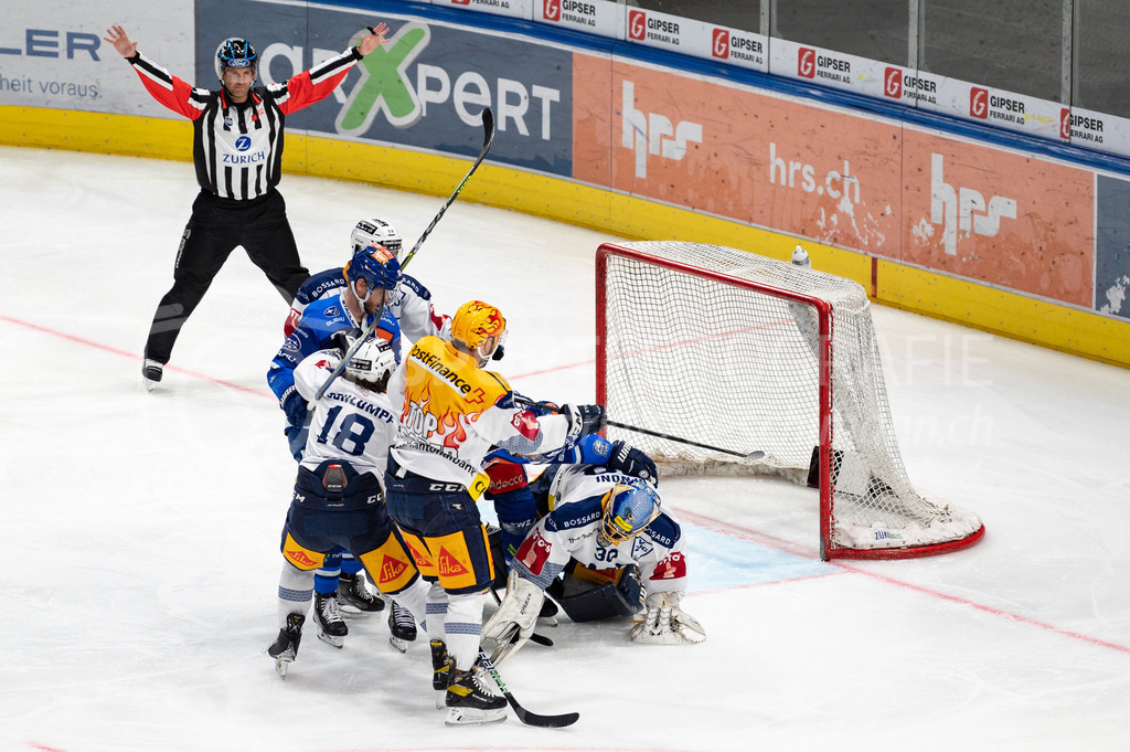 Swiss National League Final Game 2: ZSC Lions - EV Zug | 20.04.2022, Zürich, Hallenstadion, Swiss National League Final Game 2: ZSC Lions - EV Zug, die Zürcher, hier mit #26 Simon Bodenmann (ZSC) verpassen ein erste Chance gegen #30 Torhüter Leonardo Genoni (Zug), #18 Dominik Schlumpf (Zug) und Topscorer Jan Kovar (Zug). - Realisiert mit Pictrs.com