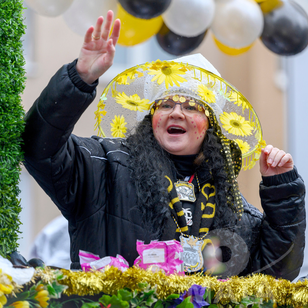 _DWA2616-2 | Trotz Nieselregen schlängelte sich der „Gaudiwurm“ am Sonntag durch die Nürnberger Innenstadt an tausenden Faschingsfans vorbei.  Nürnberg, 11.02.2024 - Realisiert mit Pictrs.com