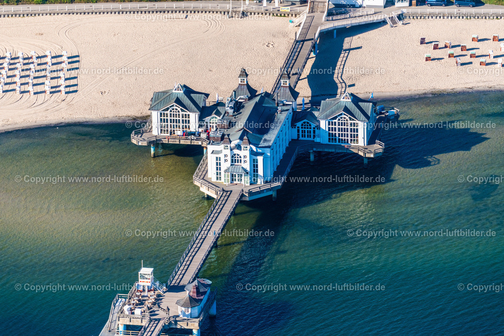 Sellin_Seebrücke_Rügen_ELS_4679100822 | OSTSEEBAD SELLIN 10.08.2022 Laufflächen und Konstruktion der Seebrücke über der Wasseroberfläche die Ostsee in Ostseebad Sellin auf der Insel Rügen im Bundesland Mecklenburg-Vorpommern, Deutschland. Weiterführende Informationen bei: Kurverwaltung Ostseebad Sellin,  Seebrücke Sellin. // Running surfaces and construction of the pier over the water surface . in Ostseebad Sellin on the island of Ruegen in the state Mecklenburg - Western Pomerania, Germany. Further information at: Kurverwaltung Ostseebad Sellin,  Seebruecke Sellin. Foto: Martin Elsen