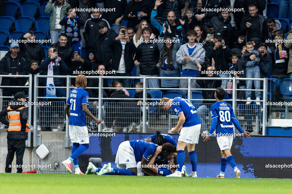 9L6A0106 | Joie des joueurs de l'equipe de Racing de Strasbourg (RCSA)  apres le but deGiovanni Alejandro Reyna #10 (RCSA) - Realisiert mit Pictrs.com