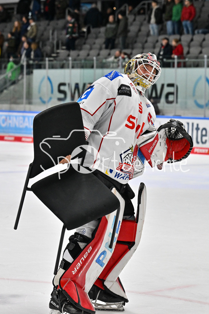 Augsburger Panther - Fischtown Pinguins | Die Spieler aus Bremerhaven bedanken sich bei den mitgereisten Fans / DEL: Augsburger Panther - Fischtown Pinguins, Curt Frenzel Stadion am 08.01.2025 / Kristers GUDLEVSKIS (Fischtown Pinguins 30)