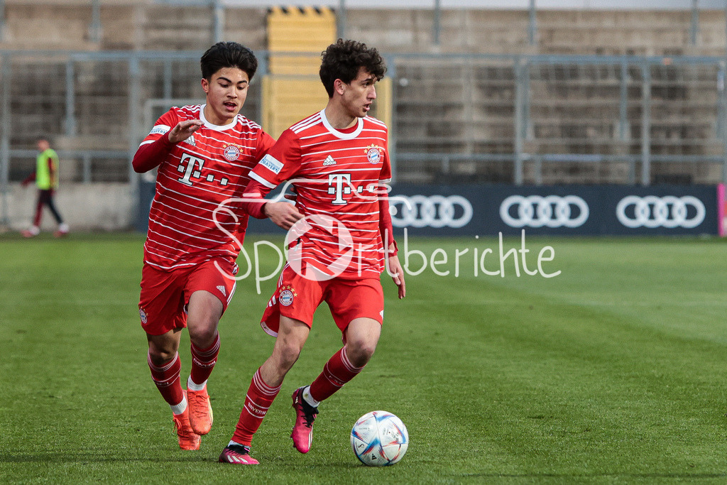 FC Bayern Amateure - FC Augsburg II | Angelo Brueckner (FCB #2) und Younes AITAMER (FCB #17) am Ball - im Gleichschritt