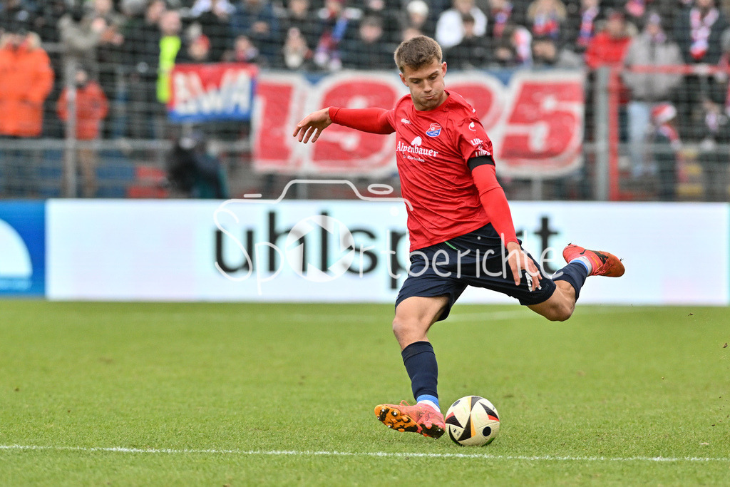 SpVgg Unterhaching - Dynamo Dresden | am Ball Ben SCHLICKE (UHG #4) / FReisteller / Einzelfoto / 3. Liga: SpVgg Unterhaching - Dynamo Dresden, Uhlsportpark am 21.12.2024