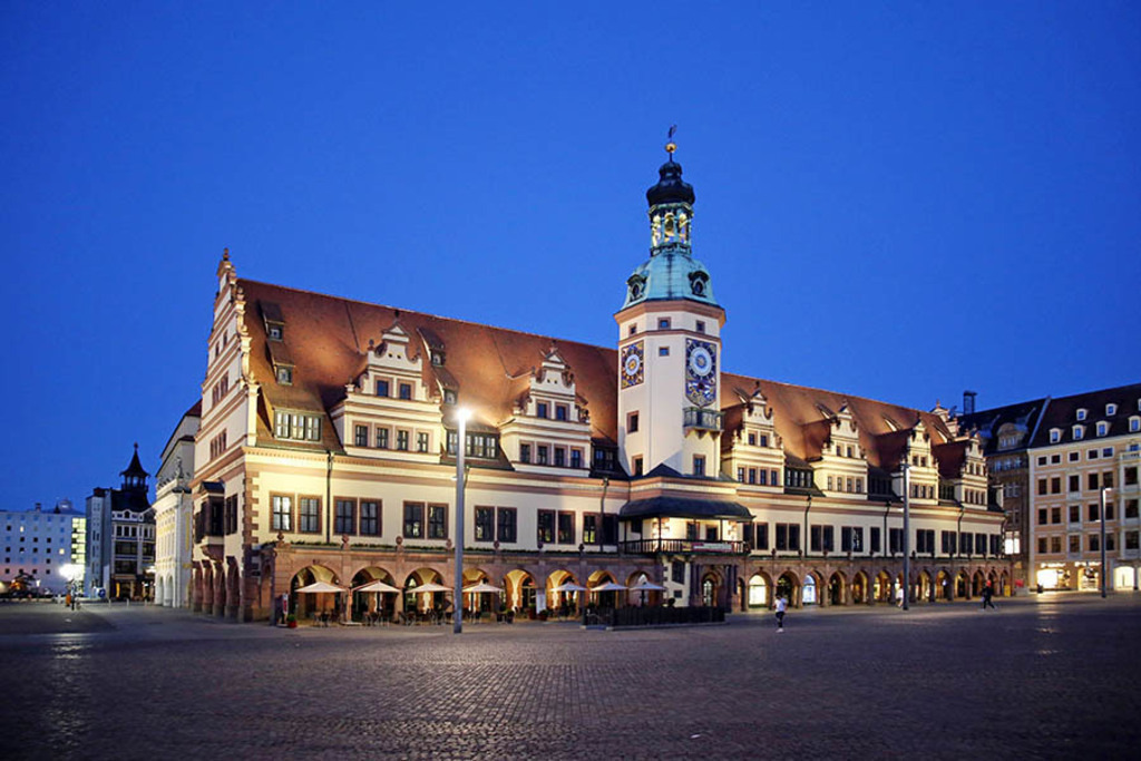 Bildlexikon Leipzig - Altes Rathaus bei Nacht - Blick vom Markt | Das Team hinter BILDLEXIKON LEIPZIG bündelt historische wie aktuelle Informationen über die Stadt Leipzig in Text und Bild auf einer Plattform und stellt diese der interessierten Öffentlichkeit zur Verfügung.