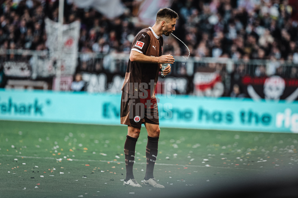 Fußball | Männer | Saison 2024/2025  | Fußball-Bundesliga | 8. Spieltag | FC St. Pauli vs. VfL Wolfsburg | 26.10.2024 | Karol Mets (#3, FC St. Pauli) spuckt Wasser aus
