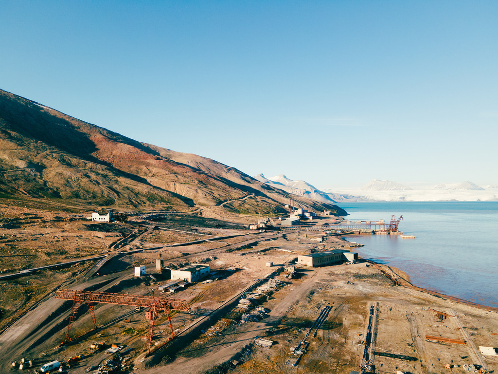 Pyramiden-auf-Spitzbergen-aus-der-Luft 03 - URBANISTER | Durch die Stadt gehen, als wohnte man woanders. Fotografie, subjektiver Urbanismus und aktiver Müßiggang. - Realisiert mit Pictrs.com