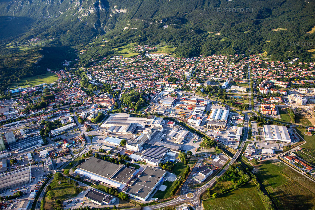 Vue aérienne: Vue de la ville à Ajdovščina dans le département Slovénie, Slovénie. Photo: IMG_137507.jpg prise le 14/07/2023 par Werner Riehm/FLY-FOTO.eu – Résolution de l'original: 4944 x 3296 px