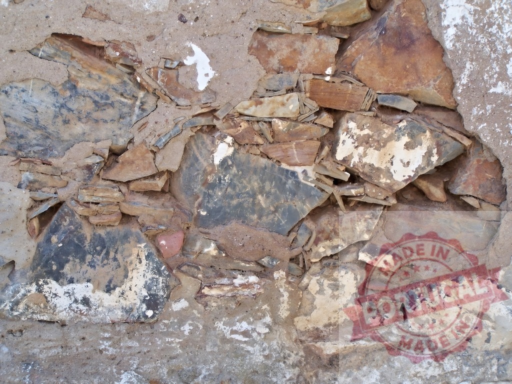 Old stone rock wall texture showing crumbling plaster | Old stone wall surface showing exposed rocks and decaying plaster material - Realisiert mit Pictrs.com