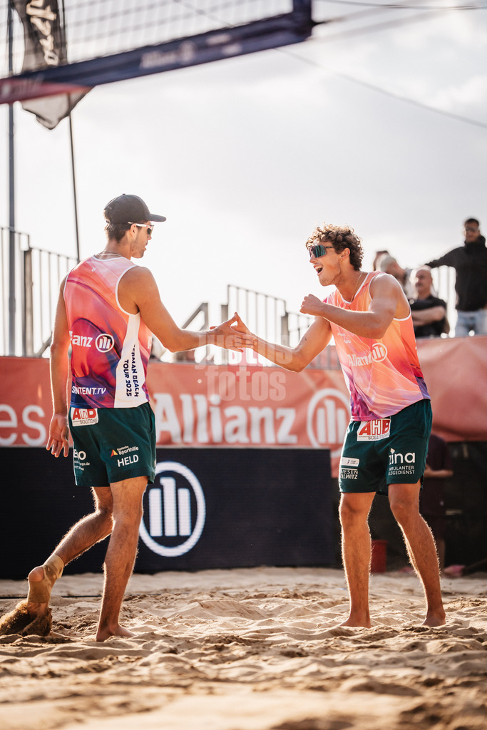 Beachvolleyball | Männer | Allianz German Beach Tour 2025 | Tourstop Düsseldorf | 16.05.2025 | v.l. Niklas Held und Hennes Nissen jubeln
