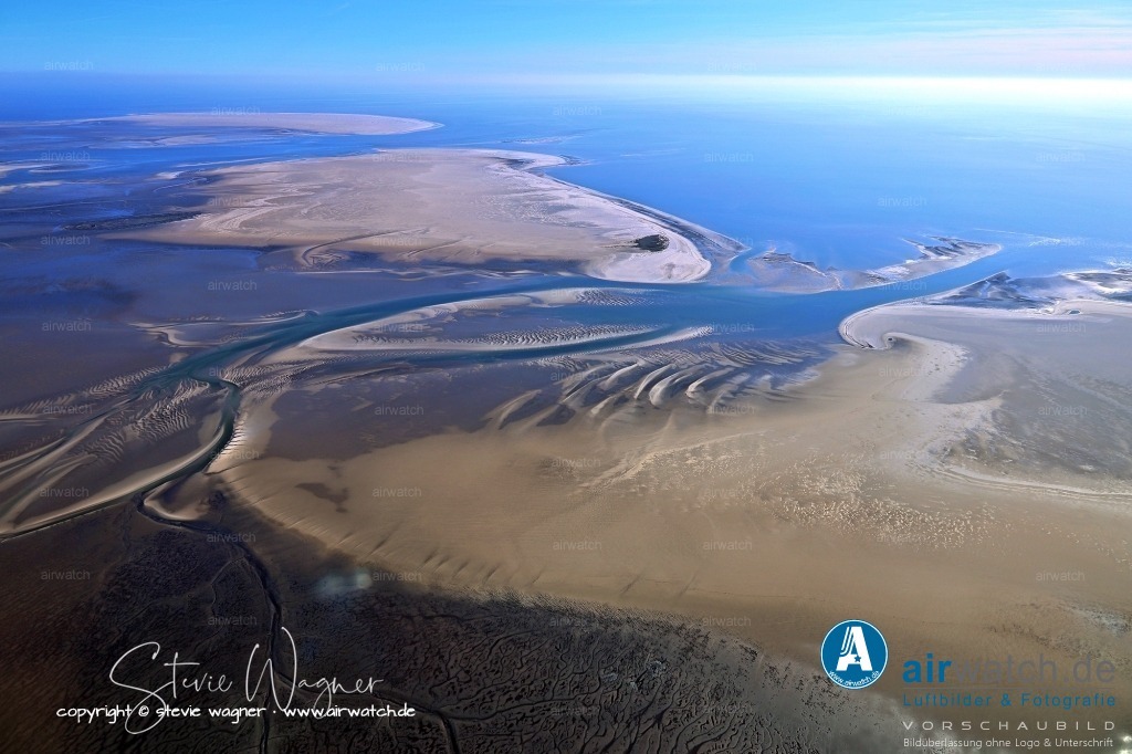 Luftbilder Sandbänke Norderoogsand, Japsand, Süderoogsand | Norderoogsand ist etwa 7,5 Kilometer lang und zwei Kilometer breit, mit einer Fläche von 9,4 km² und einer maximalen Höhe von vier Metern. Die Außensände, zu denen auch Japsand und Süderoogsand gehören, dienen als natürlicher Wellenbrecher für die Halligen und Inseln südlich von Sylt.
