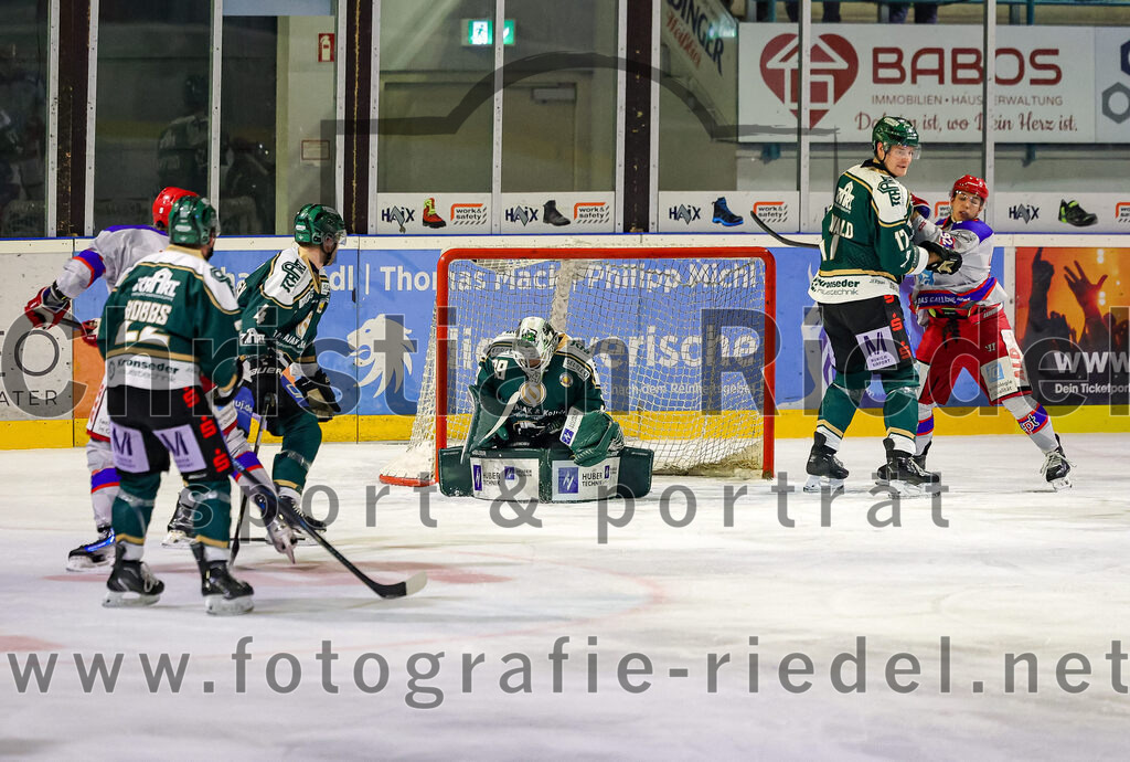 2025-11-30_146_TSV_Erding_gegen_EC_Peiting | Erding, Deutschland, 30.11.2025:Eishockey, Oberliga Süd 2025 / 2026, 22. Spieltag, TSV Erding gegen EC Peiting, Endergebnis: 5:1Grady Hobbs (Erding Gladiators, #22), Jesse Kauhanen (Erding Gladiators, #4), Torwart Leon Meder (Erding Gladiators, #39), Elia Ostwald (Erding Gladiators, #17)Foto: Christian Riedel / fotografie-riedel.net
