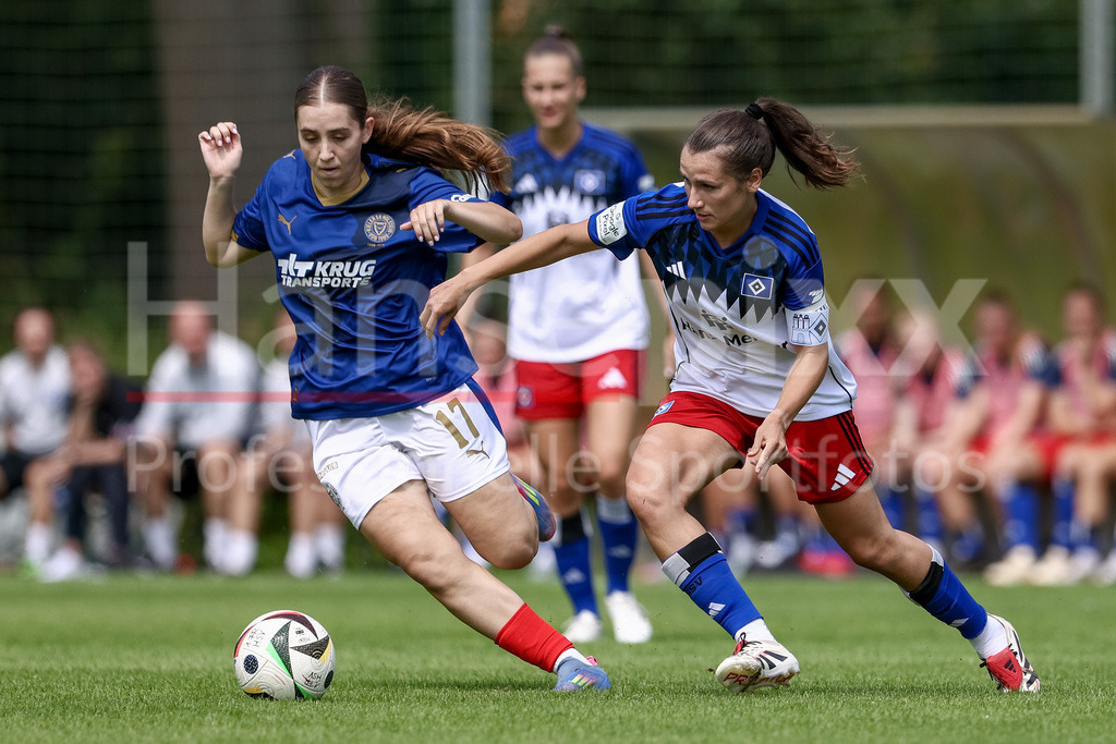 Fussball, Testspiel Frauen, Hamburger SV - Holstein Kiel | v.li.: Arjela Lako (Holstein Kiel, 17) und Pauline Machtens (Hamburger SV, 28) im Zweikampf, Duell, Dynamik, Aktion, Action, Spielszene