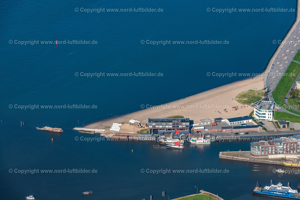 Bremerhaven_Hafenmole_Baustelle_Abruch_ELS_4909091022 | BREMERHAVEN 09.10.2022 Einsturz Überreste der Mole des historischen Seefahrtszeichen an der Mündung der Geeste in die Weser in Bremerhaven im Bundesland Bremen, Deutschland. // Collapsed remains of the pier of the historic seafaring sign at the confluence of the Geeste and the Weser in Bremerhaven in the state of Bremen, Germany. Foto: Martin Elsen