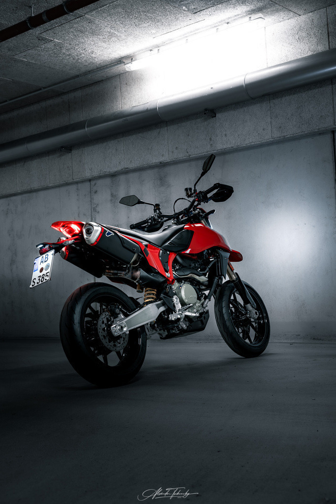 Hypermotard 698 Mono | Entdecken Sie die faszinierende Welt von Alexander Tschuncky Arts: Kreative Fotografie, atemberaubende Automobilkunst und hochwertiger Bilderdruck. Lassen Sie sich inspirieren! - Realisiert mit Pictrs.com