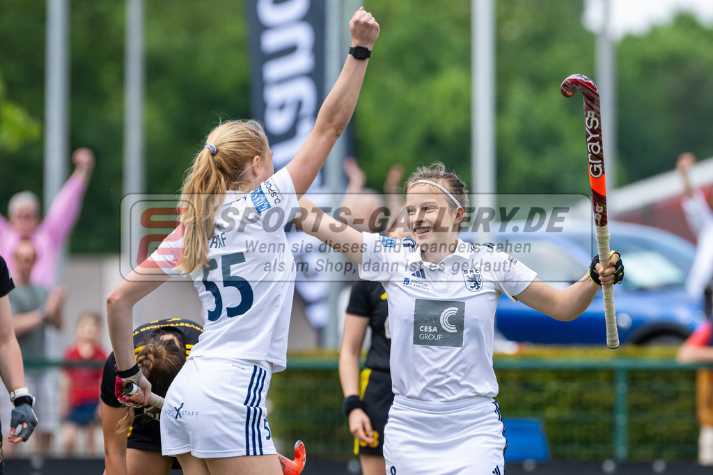 HK_20240511_100685 | 1.Bundesliga Damen Düsseldorfer HC - Harvestehuder THC am 11.5.2024 Düsseldorfer HC, Düsseldorf , Laetitia Graf ( Düsseldorfer HC #55 ) , Friederike Heusgen ( Düsseldorfer HC #8 )